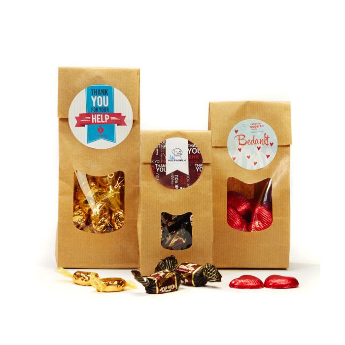 Papieren zakje met snoep voor vrijwilligers