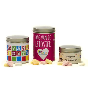 Blikje snoephartjes voor de leidster