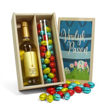 Houten kistje met vanille likeur en paaseitjes in koker