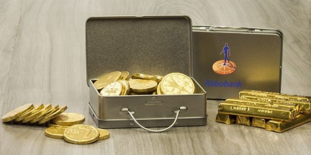 Koffertje met goudstaafjes en munten