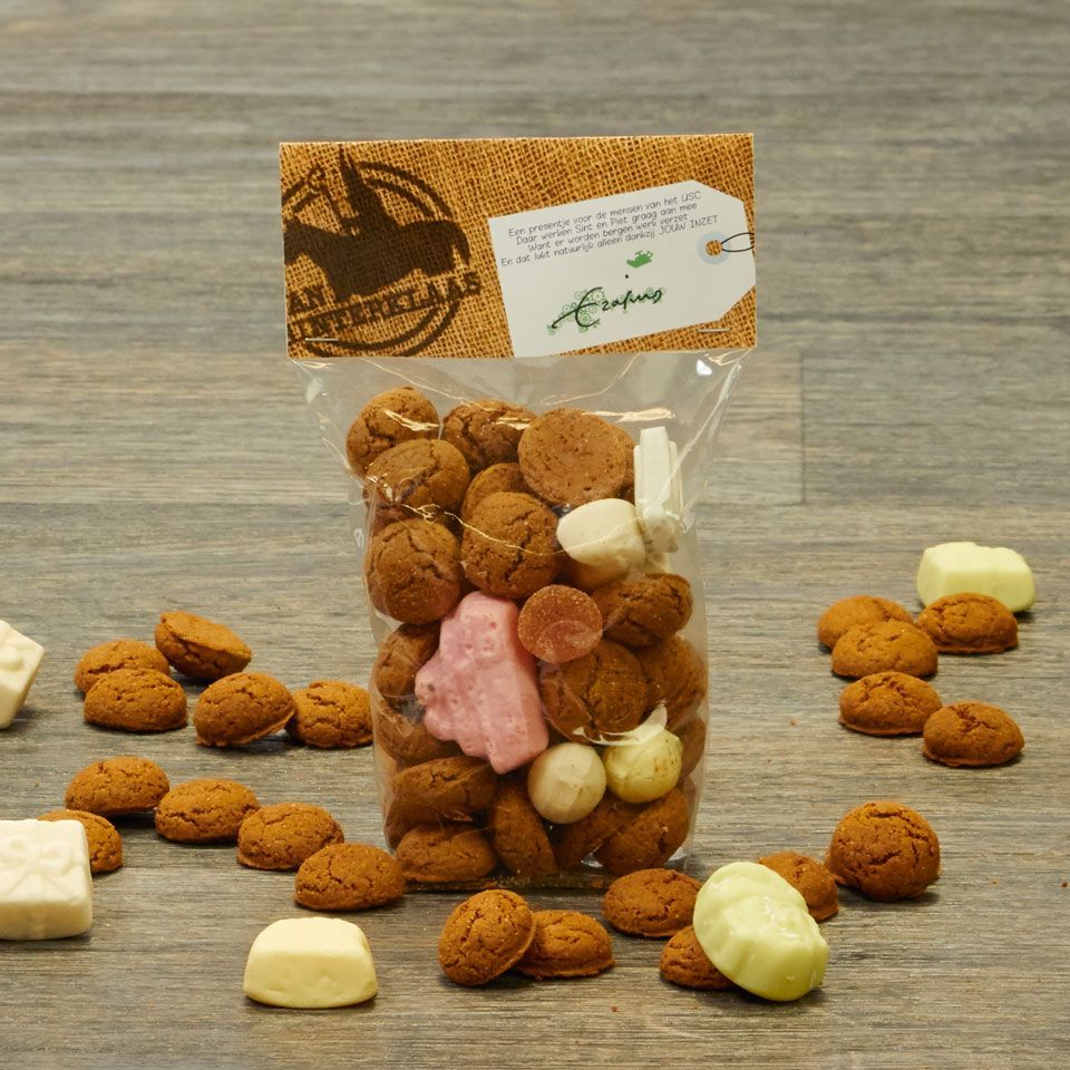 Erasmus deelt uit met Sinterklaas