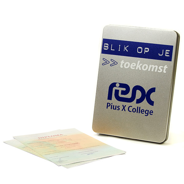 Afscheidscadeaus voor leerlingen tijdens de diploma-uitreiking