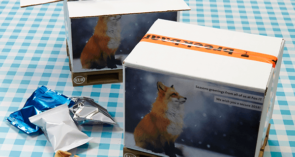 FOX-IT levert een analoog geschenk als digitale organisatie