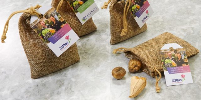 Jute zakjes met bloembollen voor Van der Plas