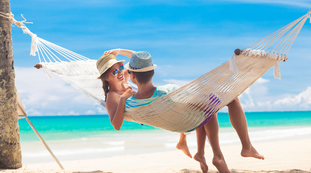 Tag je collega die echt aan vakantie toe is en pak samen de koffers