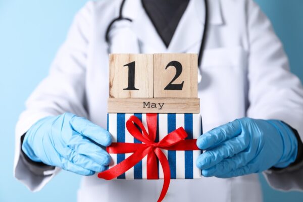 Zorgverleners verdienen het beste – geef ze iets speciaals op de Dag van de Verpleging